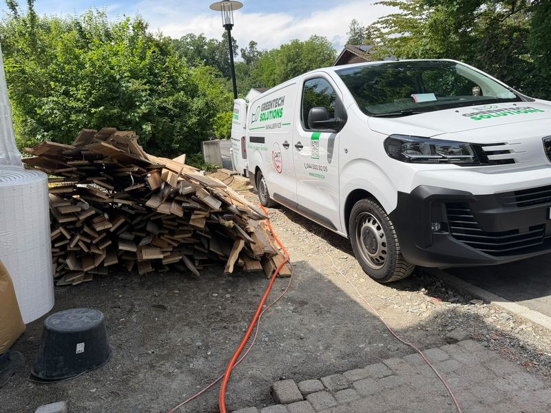 Greentech Einsatzfahrzeug mit Firmenbeschriftung auf einer Baustelle